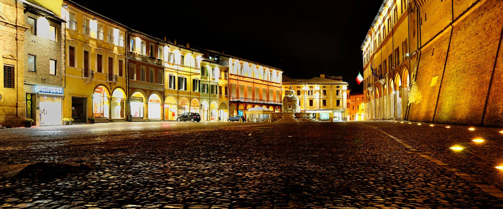 Piazza del Popolo di fianco al palazzo Albornoz foto di Masarot